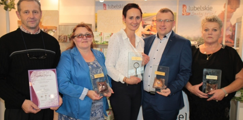 Laureaci ?Pereł? (od lewej): Eligiusz Pecio, Jolanta Pecio, Agata Domżał, Tomasz Machoń, Małgorzata Banaszczyk, foto: Urząd Marszałkowski Województwa Lubelskieg