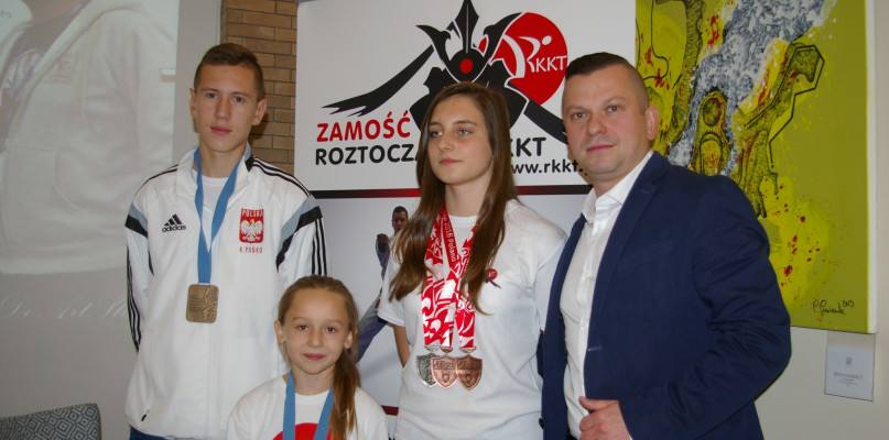 Medaliści: Marta Czapka, Wiktoria Wikira  oraz Kacper Pańko z prezesem instruktorem Roztoczańskiego Klubu Karate Tradycyjnego Radosławem Niziołkiem, fot. MLC