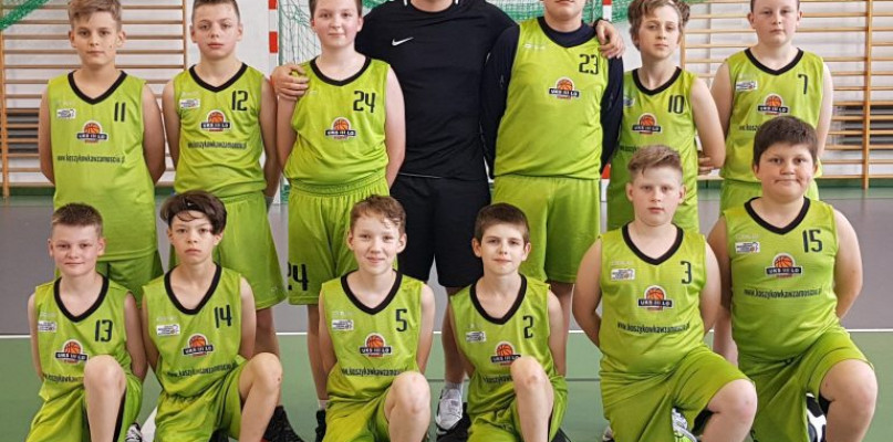UKS III LO Zamość, górny rząd od lewej: Kacper Zieliński ? nr 11, Maciej Budzyński ? nr 12, Konrad Czusz ? nr 24, Wojciech Jarmusz ? nr 23, Karol Bednarz ? nr 10, Maciej Kłoda nr 7. Dolny rząd od lewej: Mikołaj Kasprowicz ? nr 13, Tymon Lisiecki ? nr 14, Kacper Kostrubiec ? nr 5, Mateusz Bartkowski ? nr 2, Miłosz Grela ? nr 3, Julian Sokołowski ? nr 15.
