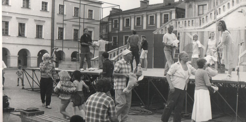 próba spektaklu Folwark Zwierzęcy z roku 1990, XV Zamojskie Lato Teatralne; na zdjęciu Jan Machulski z aktorami, fot. archiwum ZDK