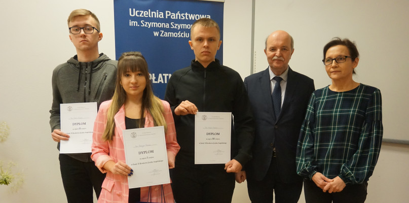 zdjęcie laureatów wraz z rektorem UPZ i dyrektor Instytutu Humanistycznego UPZ