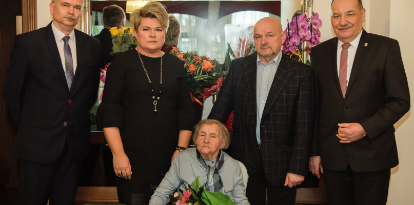 Od lewej Sołtys Wólki Panieńskiej, Rodzina z panią Marianną, Wójt Gminy Zamość, Fot: Emil Cabaj (GOKGZ)  