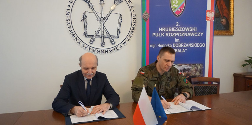 zdjęcie: podpisanie porozumienia - rektor UPZ dr hab. Andrzej Samborski oraz dowódca 2. HPR płk Jakub Garbowski