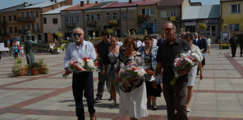 fot. Janusz Kapecki, na zdjęciu: Potomkowie dra Zygmunta Klukowskiego w trakcie uroczystości 74. rocznicy wkroczenia do Szczebrzeszyna oddziału AK dowodzonego przez T. Kuncewicza ps. Podkowa