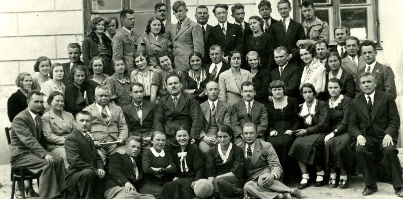Dr Zygmunt Klukowski (w drugim rzędzie, trzeci od lewej) w gronie nauczycieli i uczniów Państwowego Seminarium Nauczycielskiego Męskiego im. Zamoyskich w Szczebrzeszynie. 