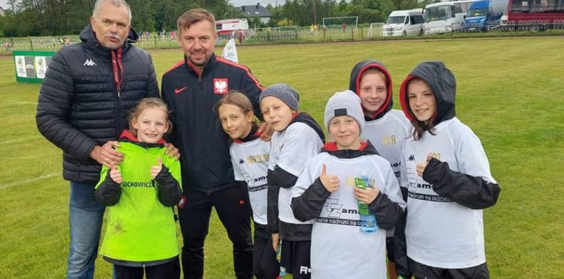 zespół U-12 z trenerem Reprezentacji Polski Kobiet U-17 Marcinem Kasprowiczem