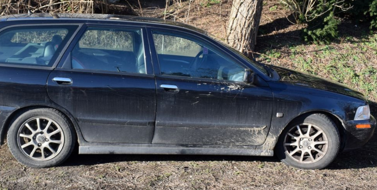 zaparkowane na trawie osobowe Volvo