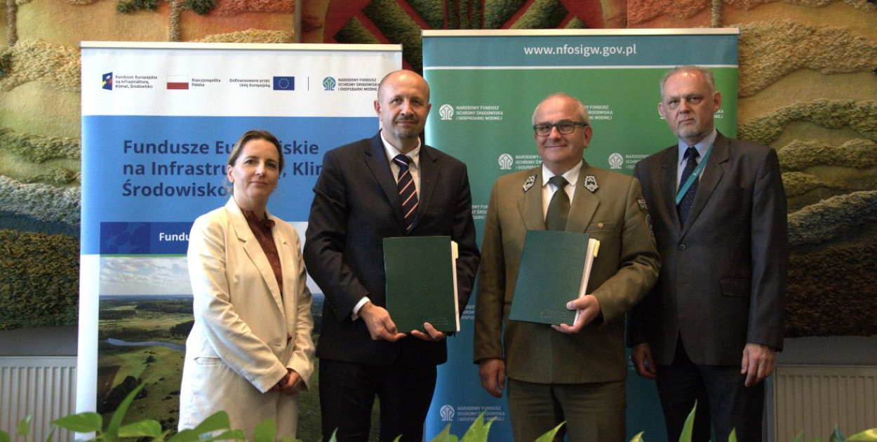 Od lewej Ewelina Zając, Robert Gajda, zastępca prezesa NFOŚiGW, Tadeusz Grabowski, dyrektor Roztoczańskiego Parku Narodowego, Artur Pietrewicz/Foto. NFOŚiGW