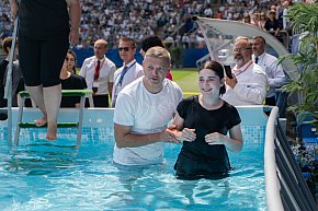 Ponad 7 tysięcy obecnych i 54 ochrzczonych podczas  kongresu Świadków Jehowy-5250
