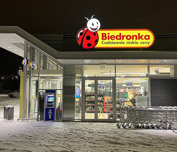 Biedronka doliczy nową opłatę. Zmiana dotknie niemal każdego klienta-361340