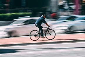 Rowerzyści na celowniku. Sprawdź, jak uniknąć tragedii na drodze-363526