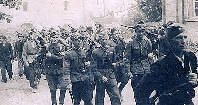 Kompania "Konrada" idzie na Zamość. Ożywiona fotografia przypomina-363609