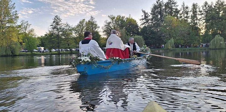 Wodna procesja w Zwierzyńcu. Nie ma takiej drugiej-364070