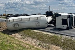 Groźny wypadek na DK74. TIR w rowie, kierowca pijany-364303