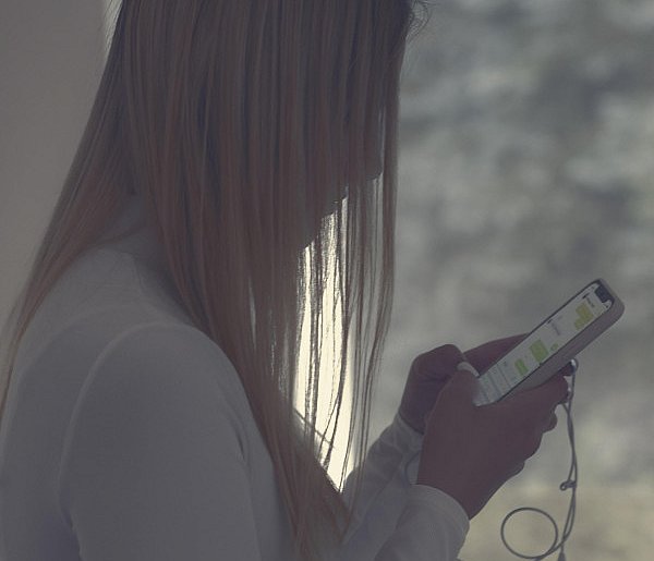 Odgórny zakaz telefonów w szkołach? MEN zdradza plany zmian-364300