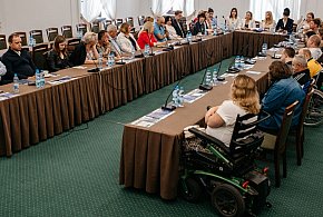 Krok po kroku do równych szans: debata o zatrudnieniu osób z niepełnosprawnościami-364656
