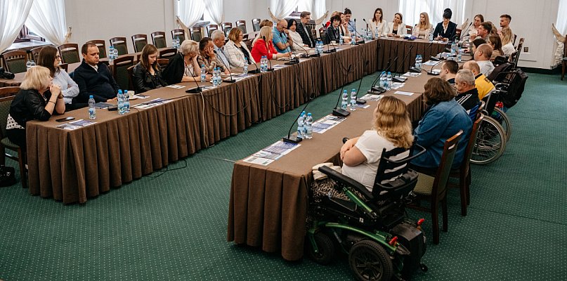 Krok po kroku do równych szans: debata o zatrudnieniu osób z niepełnosprawnościami - 364656