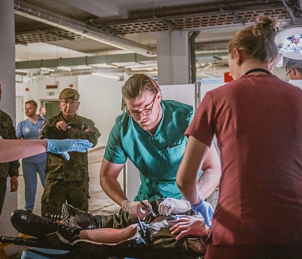 SZPITAL-25 medycy i terytorialsi razem-364990