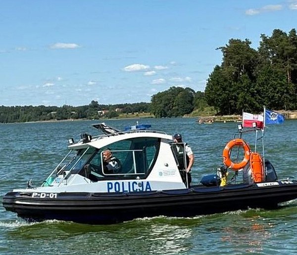 Zalew w Nieliszu pod kontrolą. Policja ruszyła na wodę-364997