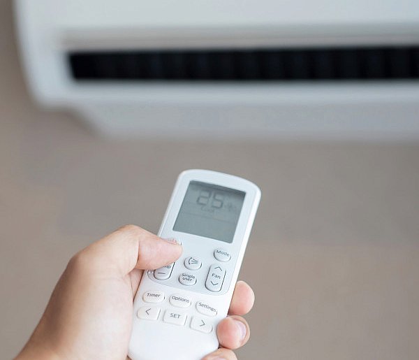 Chłodzisz się klimatyzacją? Oto, co najczęściej robią źle Polacy-365045