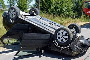 Skoda wylądowała na dachu. Pijana kierująca i pijany pasażer-365152