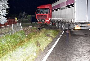 Zjechał z drogi, staranował infrastrukturę. Groźna kolizja-365155