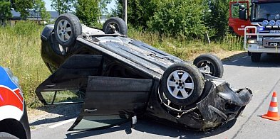 Skoda wylądowała na dachu. Pijana kierująca i pijany pa-365152