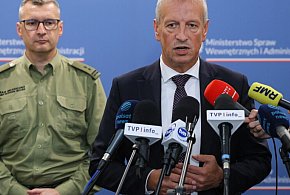 W stronę polskich mundurowych poleciały butelki, w tym koktajl Mołotowa-365341