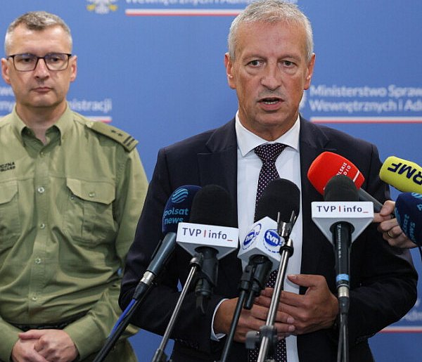 W stronę polskich mundurowych poleciały butelki, w tym koktajl Mołotowa-365341