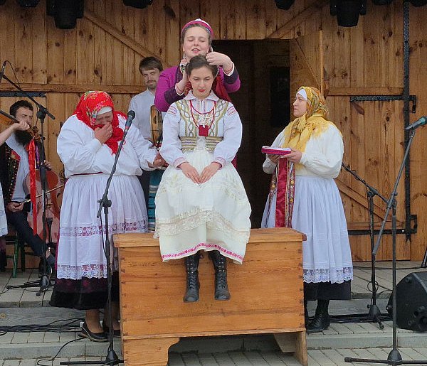 Oczepiny Mani w wykonaniu Regionalnej Grupy Obrzędowej-365411