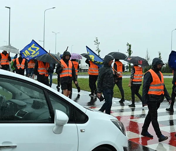 Lubelskie/ Utrudnienia na DK2 w Styrzyńcu i DK12 w Struży, protestują kolejarze-365619
