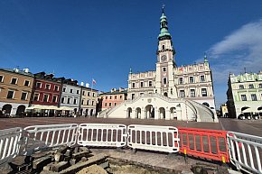 Dziura w płycie Rynku Wielkiego w Zamościu-6098