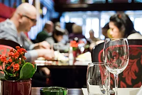 Posłowie chcą zmian w restauracjach. Gratis dla każdego gościa-366806