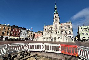 Dziura w płycie Rynku Wielkiego w Zamościu. Co się stało pod powierzchnią?-367368
