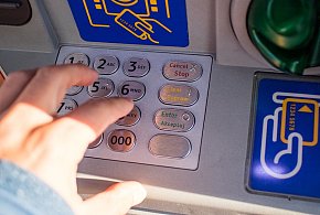 Z kont znikały pieniądze. Policja i bank badają ogólnopolski incydent-367381