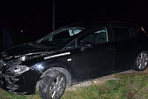 Seat uderzył w przepust i dachował – ranna 8-letnia dziewczynka-367394