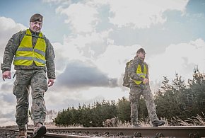 Kilkudziesięciu terytorialsów patroluje teren wzdłuż linii kolejowych-367847