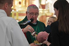 Zespół KEP ds. bioetycznych: nie można odmówić chrztu dziecku poczętemu in vitro-367910