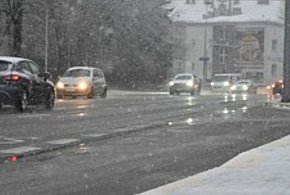 Uwaga kierowcy i piesi – trudne warunki na drogach!-368019