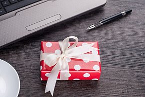 Świąteczna paczka może stać się problemem. Skarbówka patrzy z ukrycia-368107