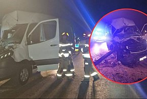 Nocny wypadek: mercedes uderzył w ciężarówkę-368328