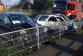 Czołowe zderzenie w Miączynie: dwie osobówki rozbite, są ranni-368385