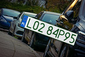 Tablice z zielonymi napisami na kolejnych autach. Nie chodzi o "elektryki"-368821
