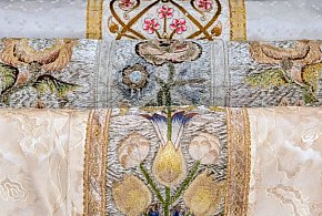 Lublin/ Szaty liturgiczne sprzed wieków na wystawie w skansenie-368911