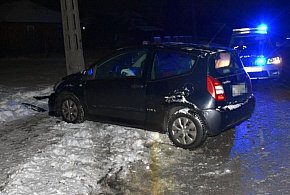 Citroen rozbity na słupie. Pasażer trafił do szpitala-369043