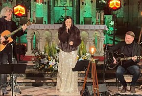 Kolędy z misją – Cugowscy zagrali dla kościoła w Dubie-369370