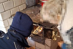 Policjanci ze Szczebrzeszyna pomogli 89-latce ogrzać mieszkanie