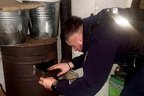 Zamość: policjanci pomogli samotnemu mężczyźnie – przynieśli opał i rozpalili piec