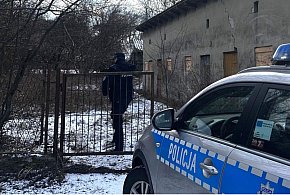 Leżą na ławkach, śpią w pustostanach. Mróz nie wybacza