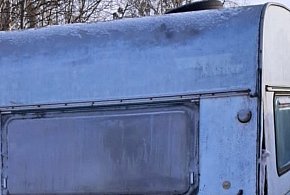 Dramat w Trzeszczanach! Mieszkali w przyczepie kempingowej